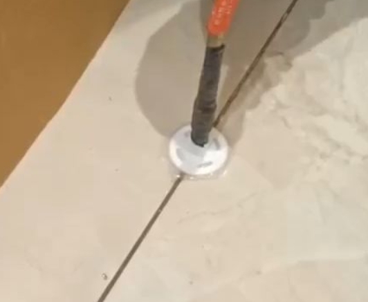 直辖县级行政区划瓷砖空鼓维修公司专业解答瓷砖在铺贴过程中，如果没有涂抹均匀到位的粘结材料（如水泥砂浆或瓷砖胶），可能会导致以下问题